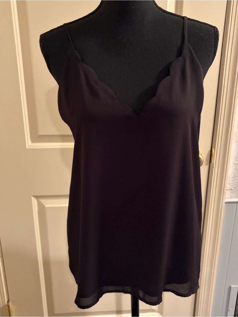 Socialite Scalloped V-Neck Camisole Tank Top - Black - NWT